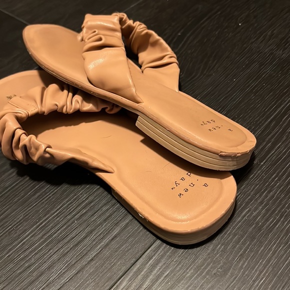 Target sandals. Size 8.5. Good condition - Picture 2 of 3